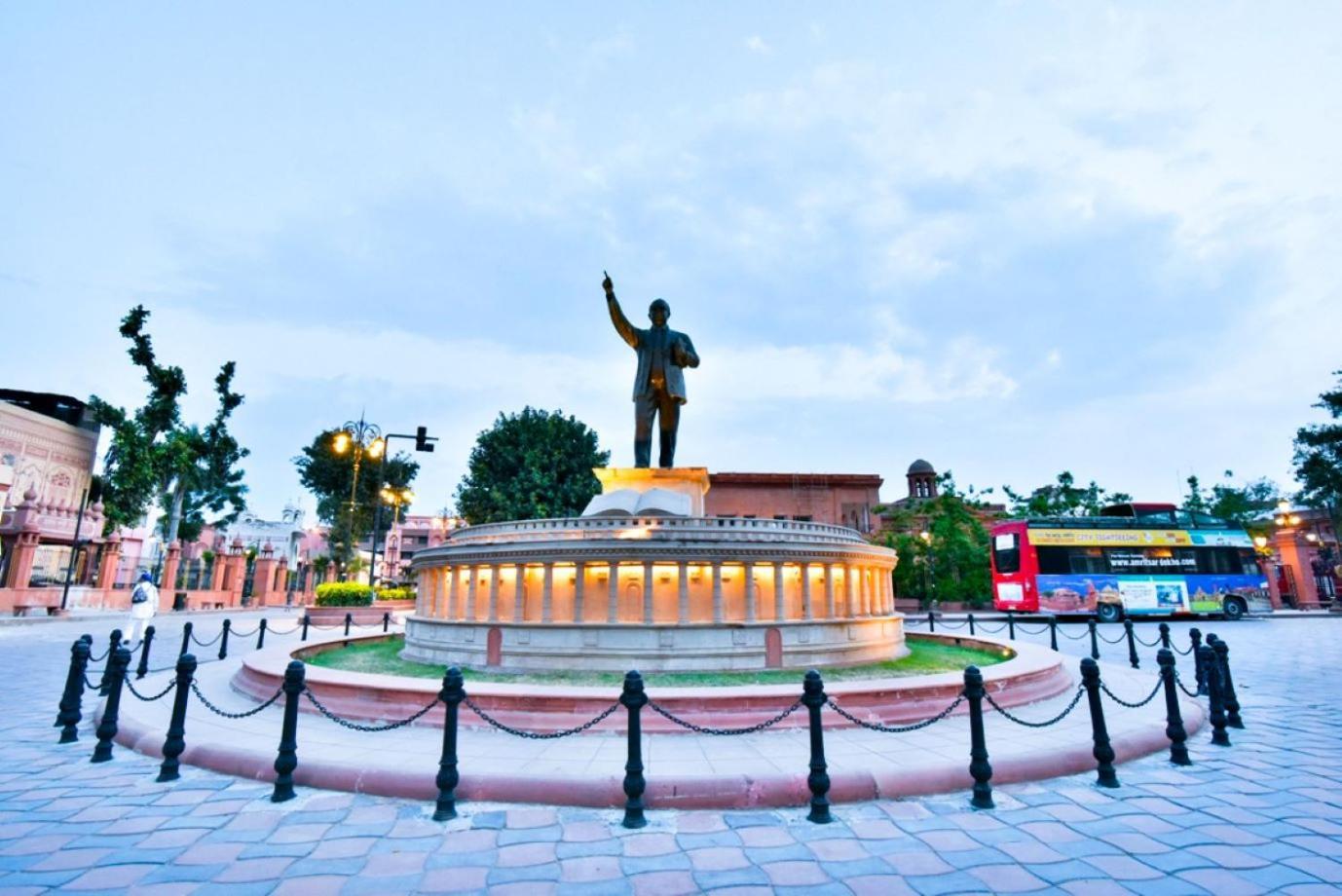 Hotel Rv Golden Amritsar Esterno foto