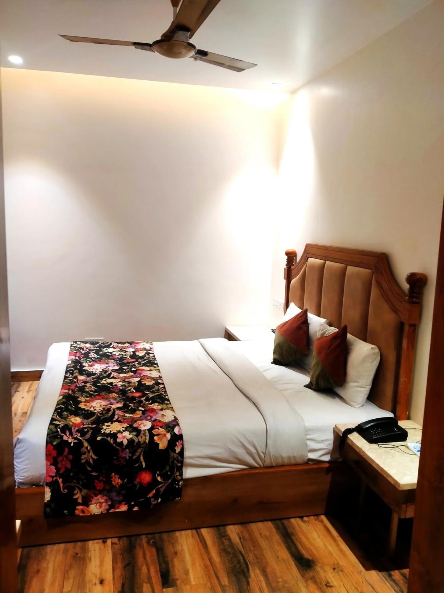 Hotel Rv Golden Amritsar Esterno foto
