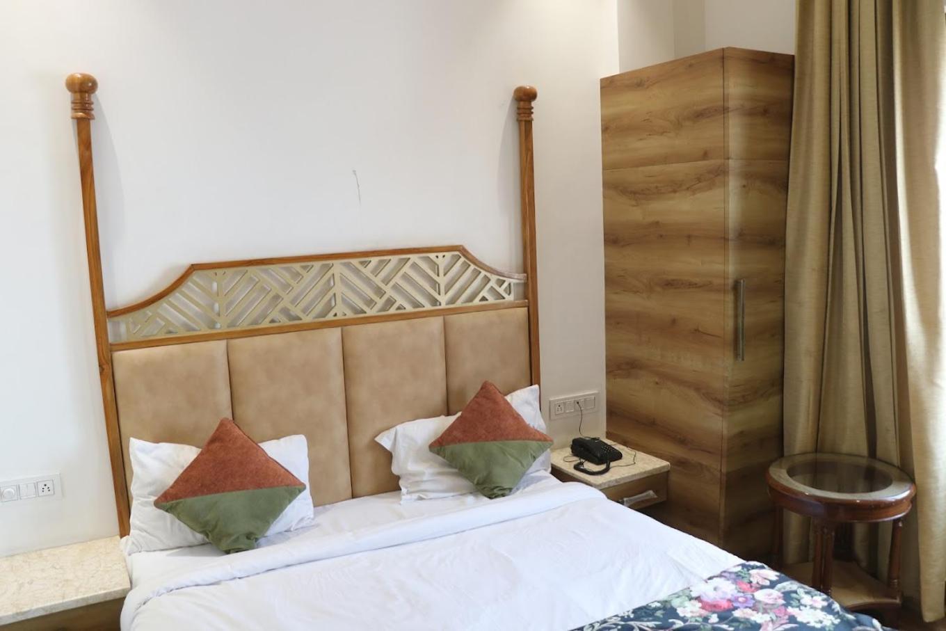 Hotel Rv Golden Amritsar Esterno foto